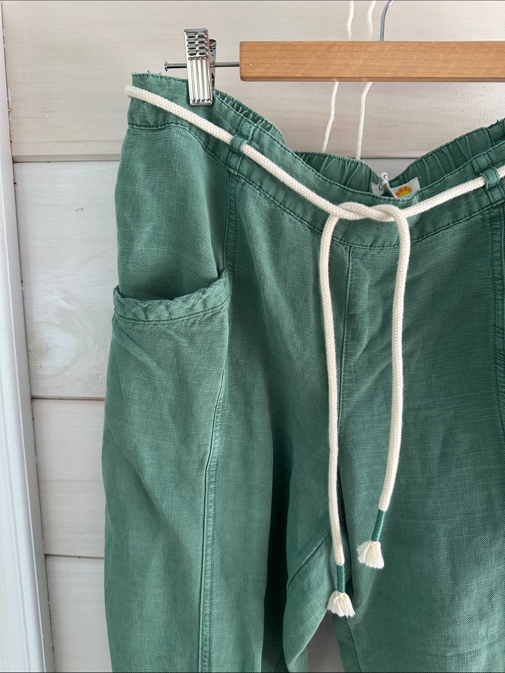 Green linen crop baggy pants with tie waist. - Picture 2 of 6